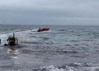 Emergency Response: Granton Harbour Boat Capsizes with Two People Inside news-02092024-111711