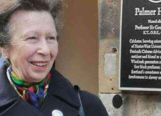 Princess Anne Engages with Locals in Midlothian Town during Special Visit news-13092024-105302