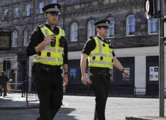 Man in Edinburgh Collapses on Street; Police Perform Life-Saving CPR news-15092024-171328