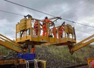 Edinburgh commuters face severe disruption due to fallen tree on overhead cables news-27092024-075914