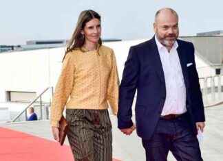 Eco-Billionaire Owner of Edinburgh Jenners Also Owns Private Jet Firm, Taking 1100 Trips news-13102024-194034