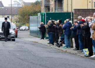 Remembering Football Legend Peter Cormack: Tearful Edinburgh Hibs Fans Pay Tribute news-25102024-214654