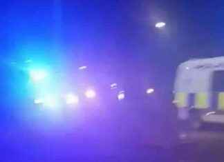 Community in Edinburgh Lockdown After Mob Attacks Police with Fireworks and Bricks news-01112024-060559