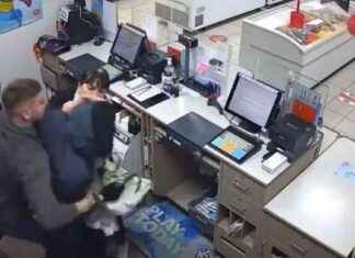 Scottish Armed Robber Tackled by Heroic Shop Staff: Dramatic Moment Captured news-07112024-214227