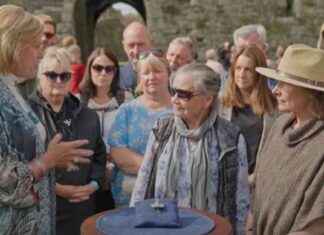 Unbelieving Antiques Roadshow Guest Rejects Expert Valuation of Unique Brooch news-11112024-033815