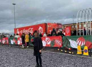 Edinburgh Families Excited for Coca Cola Truck at Shopping Park news-30112024-181324
