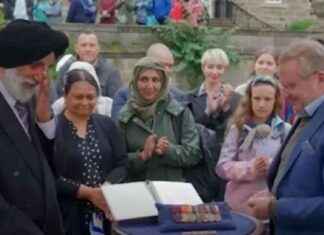 Antiques Roadshow Guest Refuses to Part with Valuable Item – Emotional Moment Captured antiques-roadshow-guest-refuses-to-part-with-valuable-tem-emotional-moment-captured