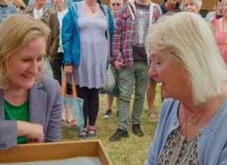 Uncovering the True Value of a Surprising Antique on Antiques Roadshow: A Shocking Revelation uncovering-the-true-value-of-a-surprising-antique-on-antiques-roadshow-a-shocking-revelation
