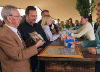 Antiques Roadshow Star Amazed by Valuable Food-Stained Napkin antiques-roadshow-star-amazed-by-valuable-food-stained-napkin