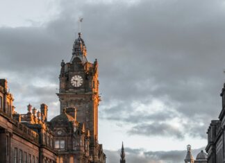 Edinburgh The Outsider: Discover The Untold Secrets Of The City