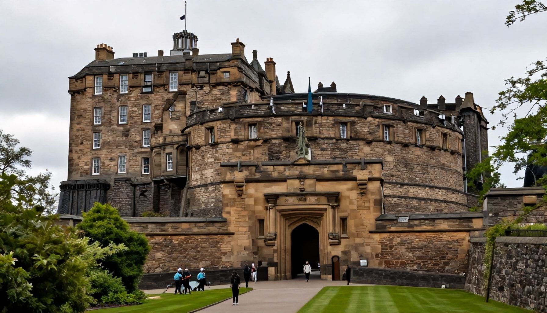 The Best Time to Visit Edinburgh Castle (And How to Get In Fast)*